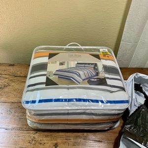 Free Throw New w/tag Striped Comforter Set